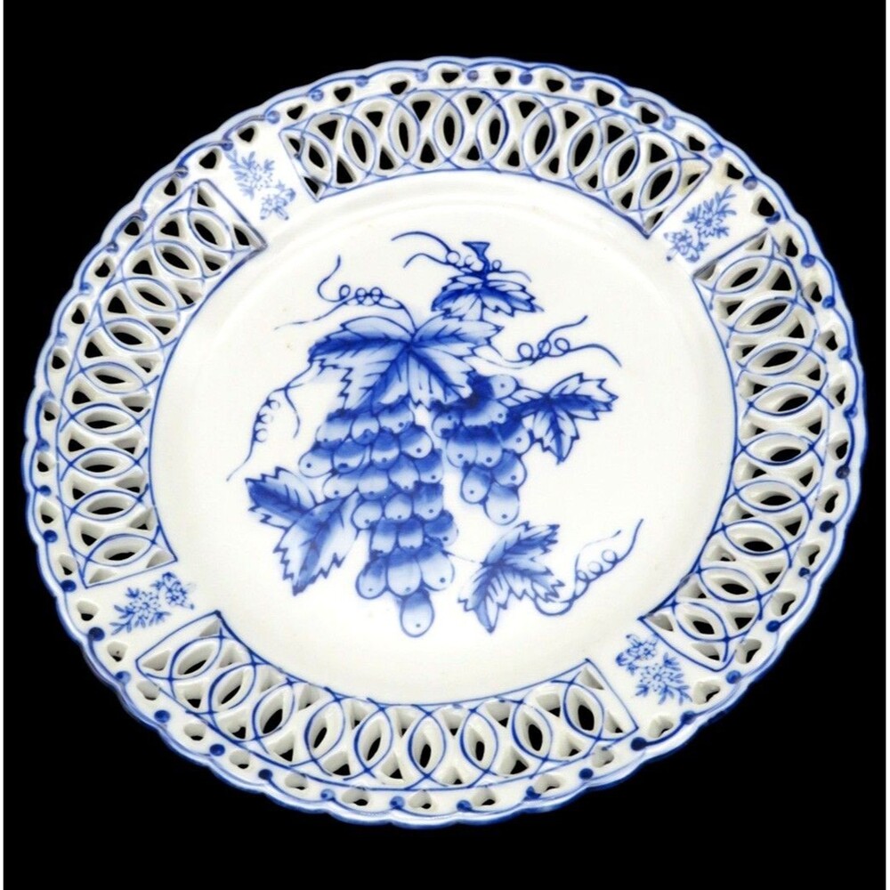 Vintage Lilian Vernon Blue White Grape and Vines Decorative Plate 8"
